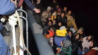 İzmir'de 104 düzensiz göçmen kurtarıldı, 82 göçmen yakalandı