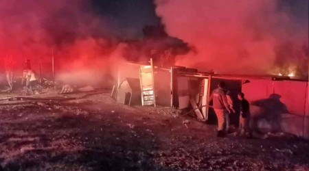 İzmir'de alevler geceyi aydınlattı: Barakalar yangında kullanılamaz hale geldi