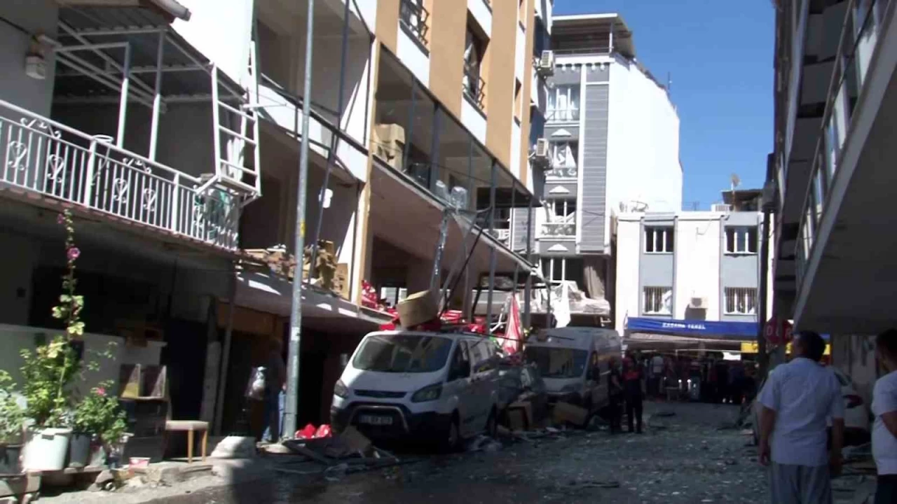 İzmir'de bir restoranda patlama meydana geldi, 4 kişi öldü