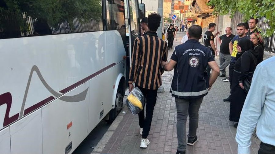 İzmir'de çalışma izni olmayan göçmenler yakalandı