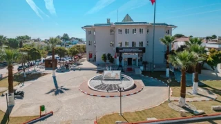 İzmir'de CHP'li Seferihisar Belediyesi'ne 'rüşvet' iddiasıyla başlatılan soruşturma kapsamında, şafak operasyonu düzenlendi