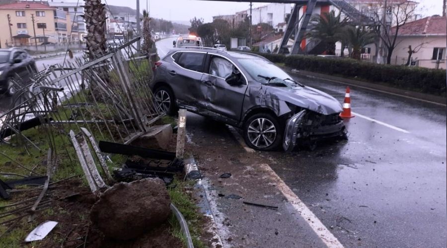İzmir'de dolu yağışı yolları kayganlaştırdı