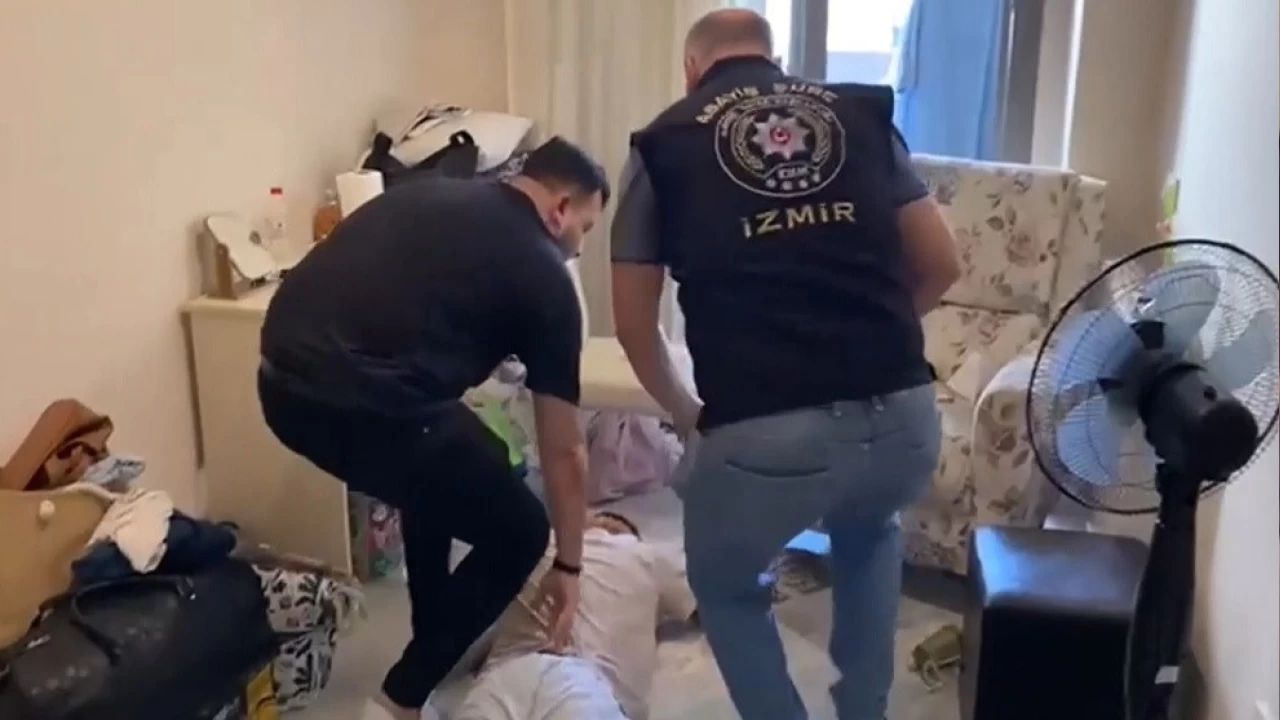�zmir'de i� yerine ��ken �eteye operasyon: 6 tutuklama