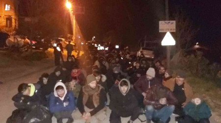 İzmir'de kamyon içinde 152 göçmen yakalandı