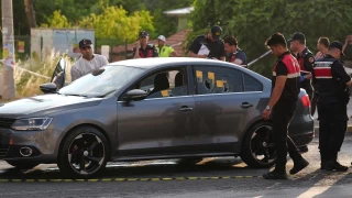 zmir'de otomobile silahl saldr: Ayn aileden 3 kii ld