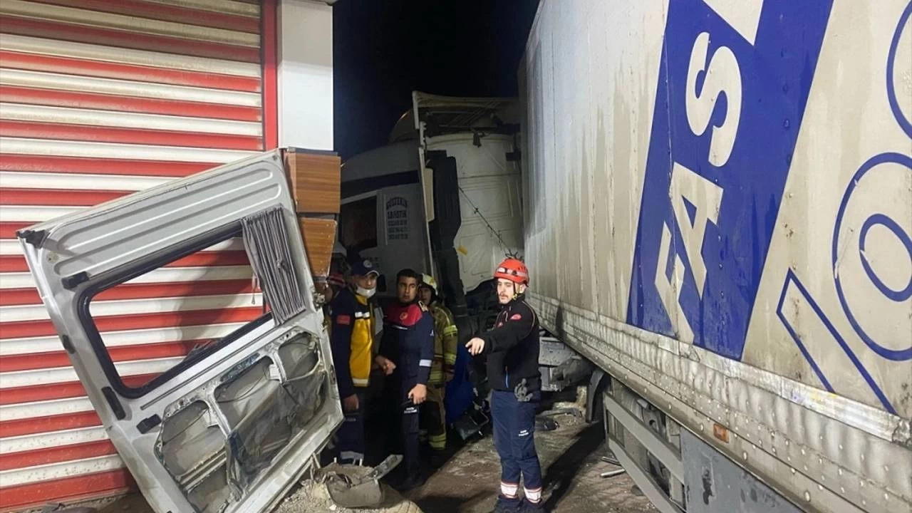 �zmir'de t�rla minib�s �arp��t�: 2 ki�i hayat�n� kaybetti, 12 ki�i yaraland�