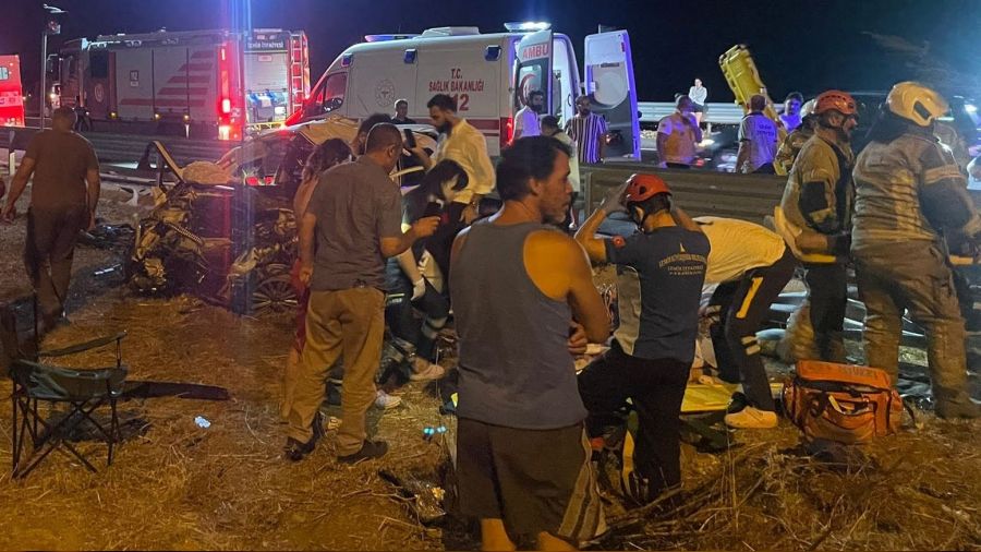 zmir'de trafik kazas: 1 l, 4 yaral