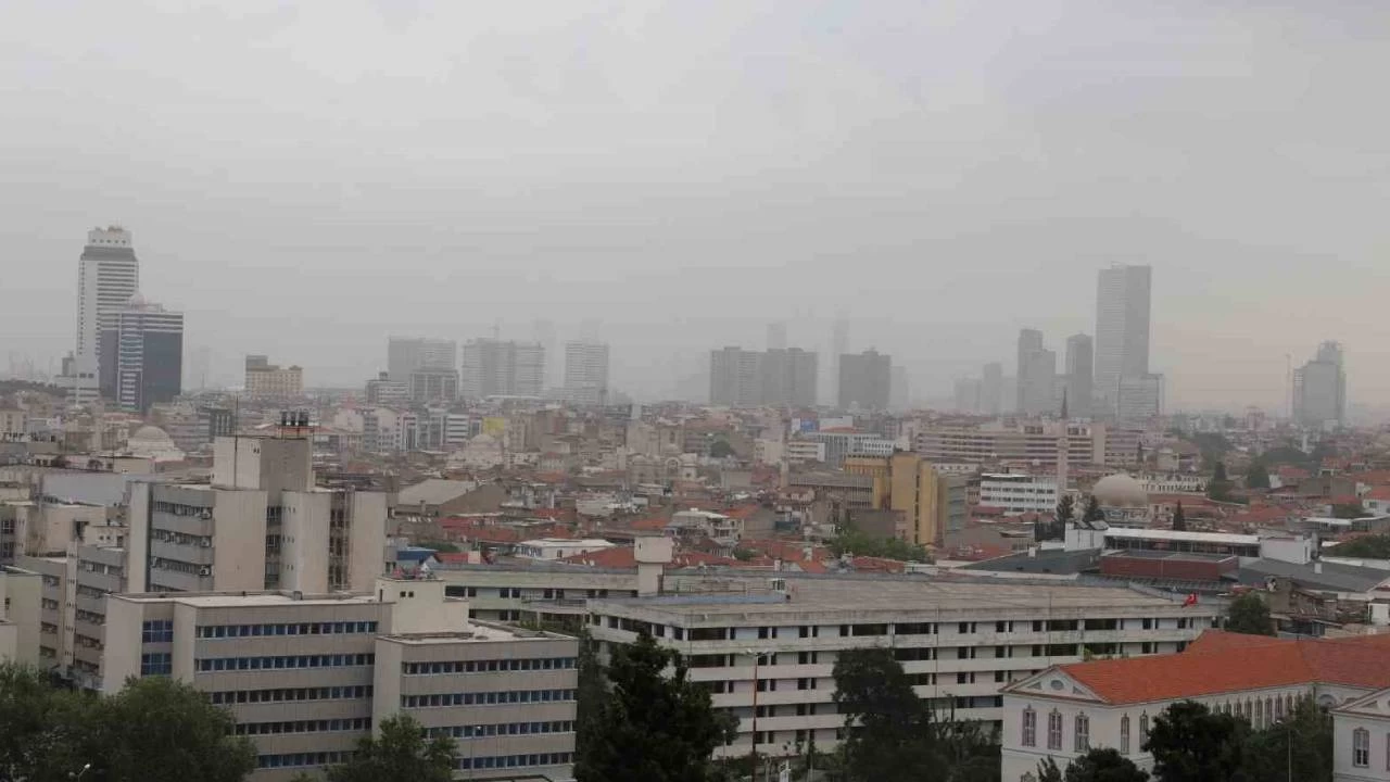 İzmir'e çöl tozu bulutu çöktü: Göz gözü görmedi