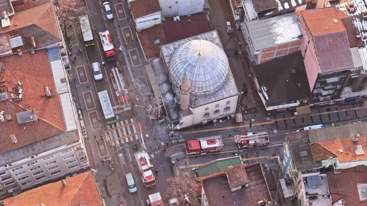 İzmit'teki Akça Camii sabah namazı sonrası yandı