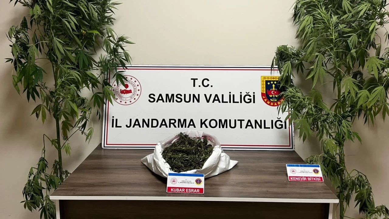 Jandarma 3 kilo 237 gram esrar ele ge�irdi