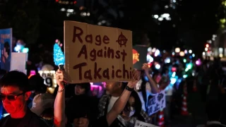 Japonya'da y�zlerce ki�i Takaichi h�k�metini protesto etti