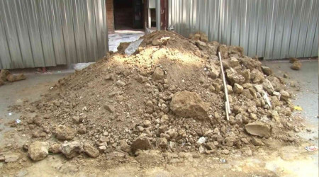 Kadıköy'de apartman girişine moloz döktüler