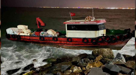 Kadýköy'de balýkçý teknesi karaya oturdu