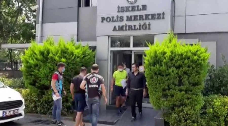 Kad�k�y'de bo� arsada de�nek�ilik yapan �ah�s yakaland�