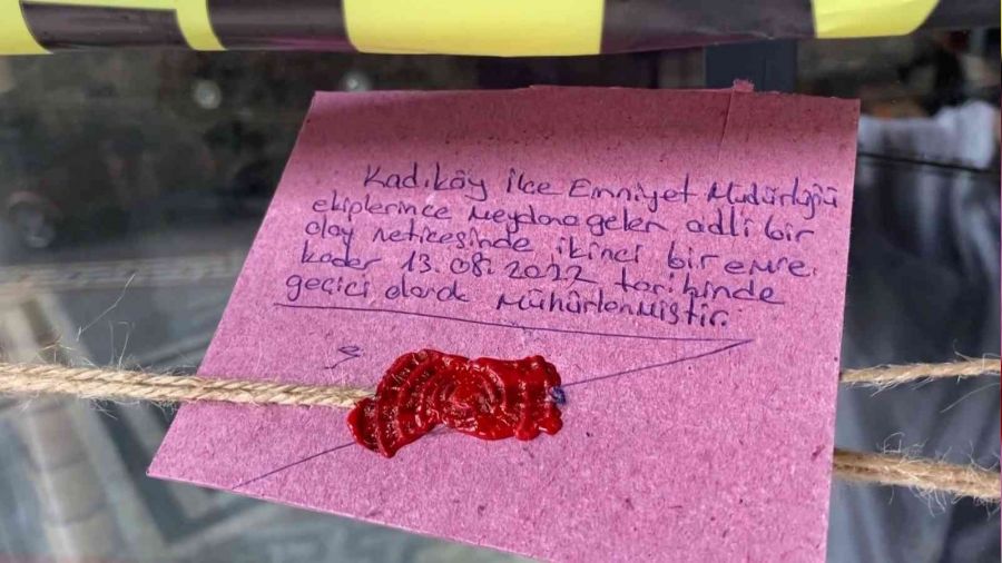 Kad�k�y'de kafede tart��t��� e�ini �ld�r�p ka�t�