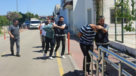 Kadın kılığına girip kızının sevgilisine randevu verdi