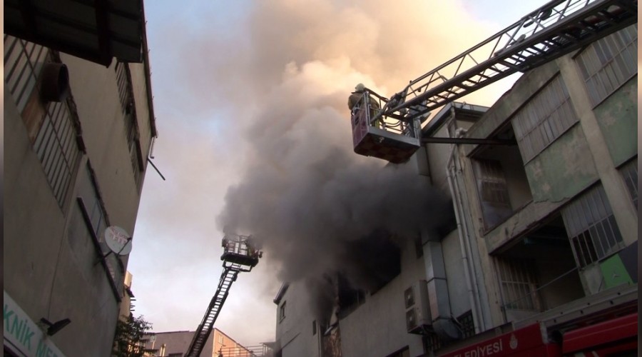 Ka��thane'de 4 katl� i� merkezinde yang�n pani�i