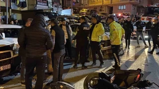 Kağıthane'de kontrolden çıkan otomobil, park halindeki araçlara çarptı: 2 yaralı