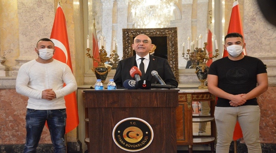 Kahraman T�rk gen�lerine plaket verildi