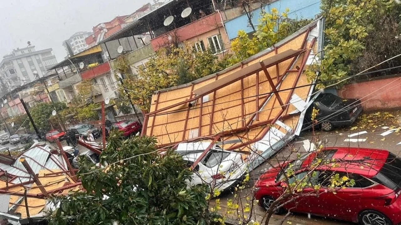 Kahramanmaraş'ta fırtınada apartmanın çatısı uçtu