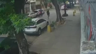 Kaldırımda yürüyen kadın hayatının şokunu yaşadı