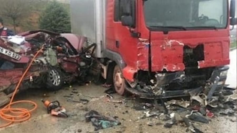 Otomobil kamyona çarptı: 5 ölü, 1 yaralı