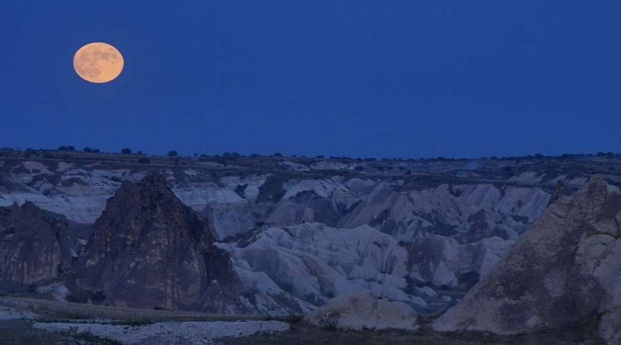 Kapadokyada Ay tutulmas harika bir resim gibiydi