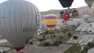 Kapadokya'da balonlar Türk bayraklarıyla uçtu
