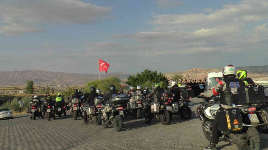 Kapadokya'yı motorlarıyla gezdiler