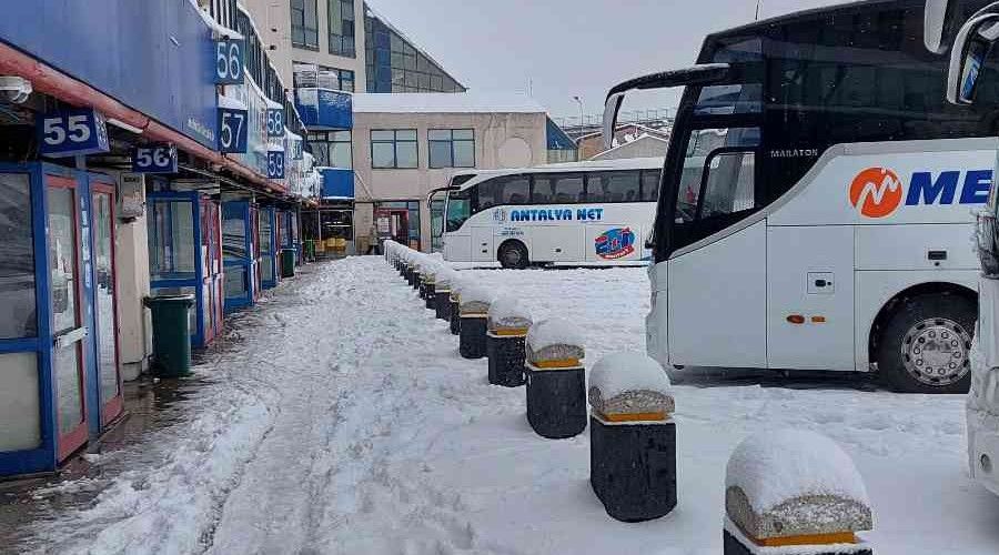 Kar ulaşımı da vurdu: Şehirlerarası otobüs seferleri iptal edildi