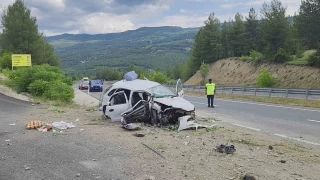 Karabk'te otomobil beton menfeze arpt