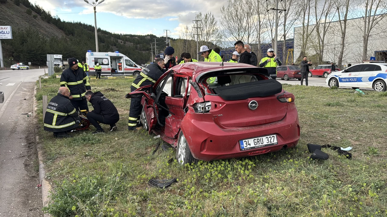 Karab�k'te t�rla �arp��an otomobildeki 4 ki�i �ld�, 1 ki�i yaraland�