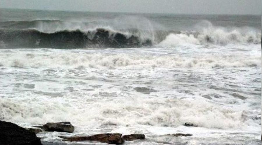 Karadeniz'de dalgalar 4 metreyi buldu