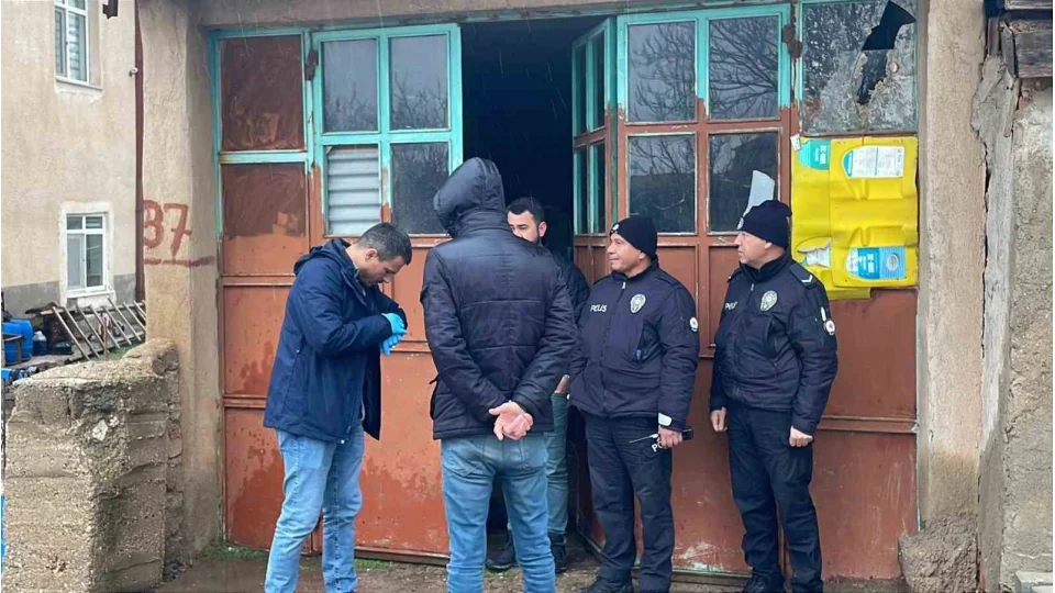 Karaman'da evinin deposunda silahla vurulmu� halde bulundu