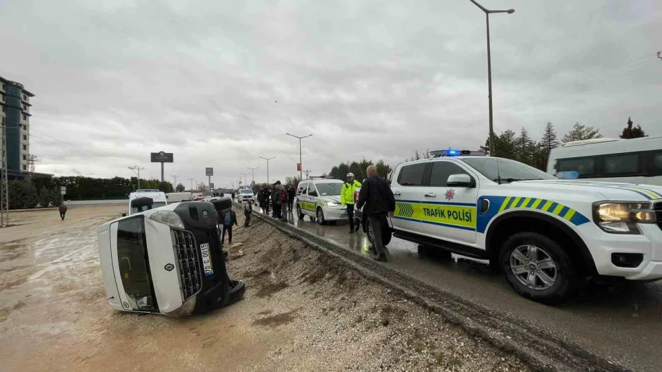 Karaman'da okul servisi �arampole devrildi