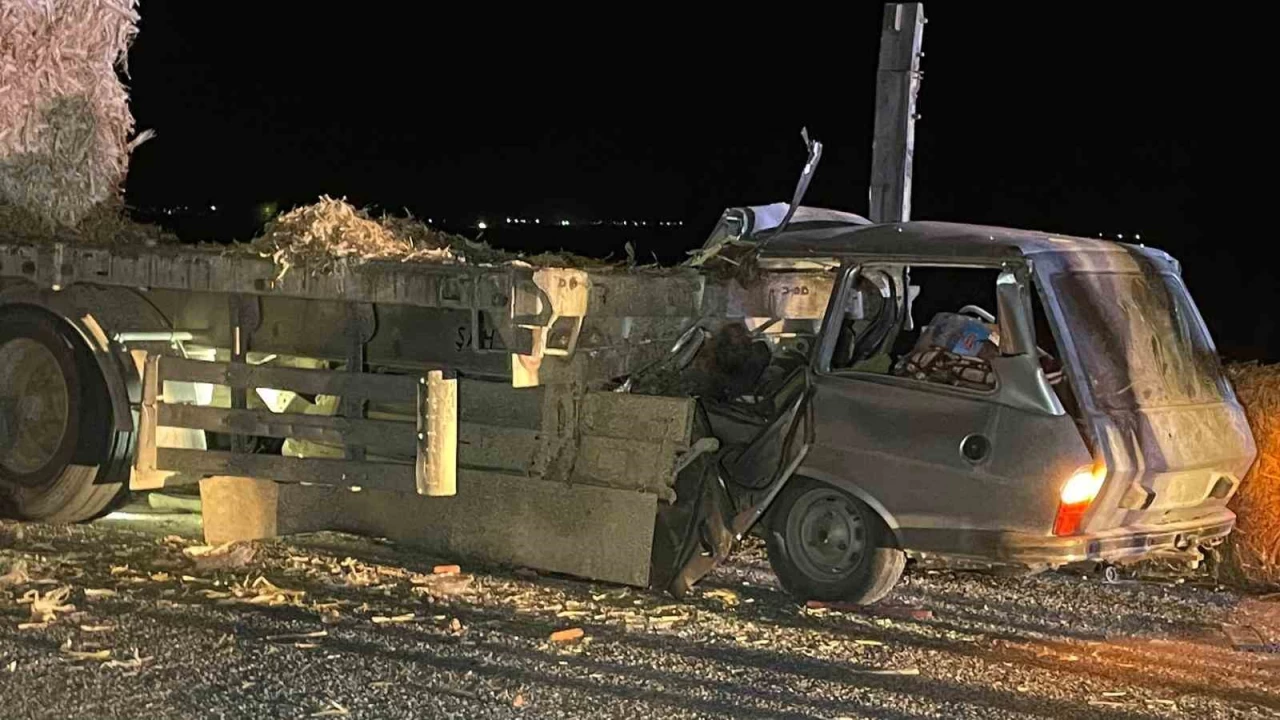 Karaman'da otomobil tıra ok gibi saplandı: Karı-koca hayatını kaybetti