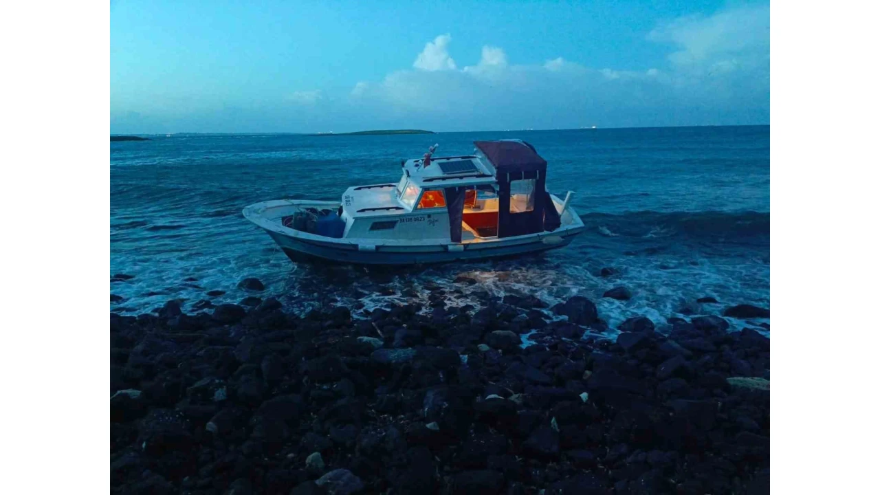 Karaya oturan tekne sahil güvenlik ekiplerince kurtarıldı