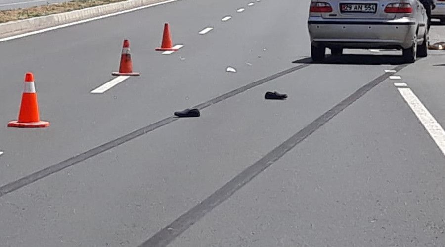 Kar��dan kar��ya ge�mek isterken otomobilin alt�nda kald�