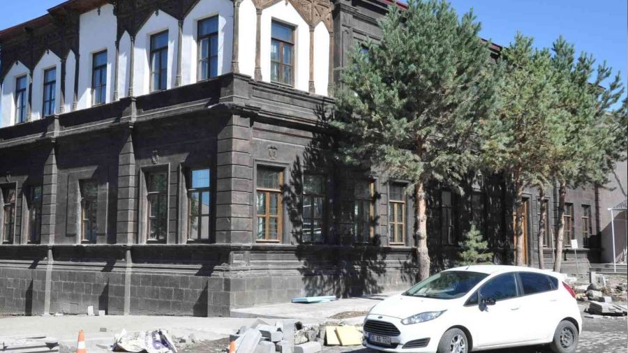 Kars'ta 100 yıllık bina gün yüzüne çıkarıldı