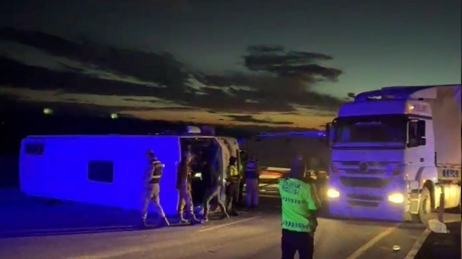 Kars'ta midibüs ile tır çarpıştı: 14 yaralı