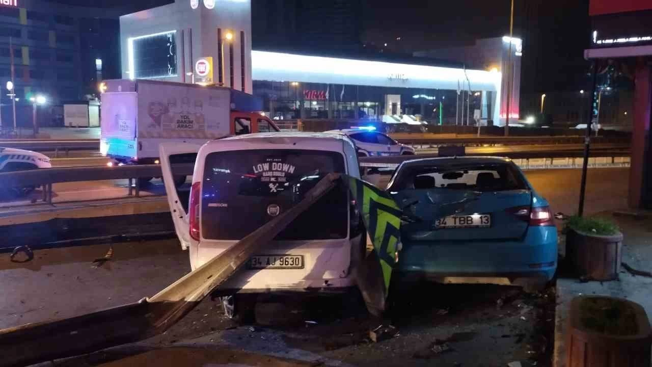 Kartal'da kontrolden ��kan ara� bariyerlere ve park halindeki taksiye �arpt�: 4 yaral�