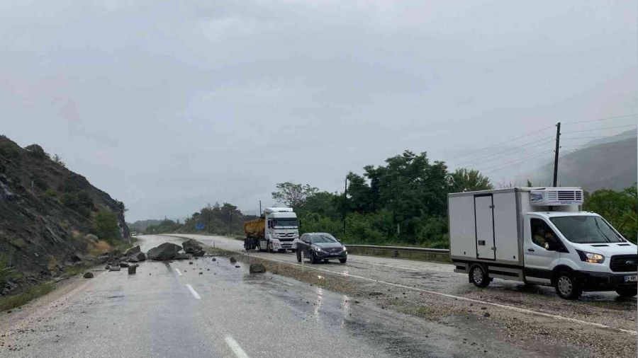 Kastamonu'da yağışlar nedeniyle yola kaya parçaları döküldü