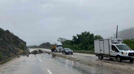 Kastamonu'da yağışlar nedeniyle yola kaya parçaları döküldü