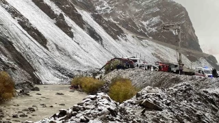 Kayadan kaçan araç Zap Suyu'na düştü: 4 madenci kurtarıldı