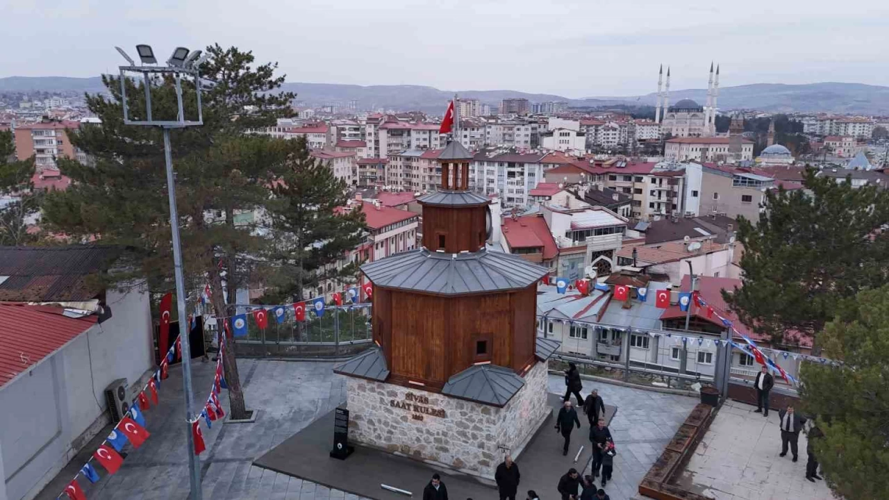 Kaybolan tarihi saat kulesi yeniden inşa edildi