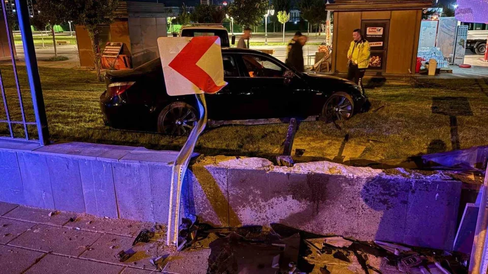 Kayseri'de kald�r�mdan seken otomobil 1 metrelik duvar� a�t�