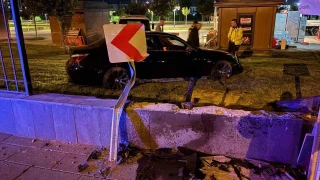 Kayseri'de kaldırımdan seken otomobil 1 metrelik duvarı aştı