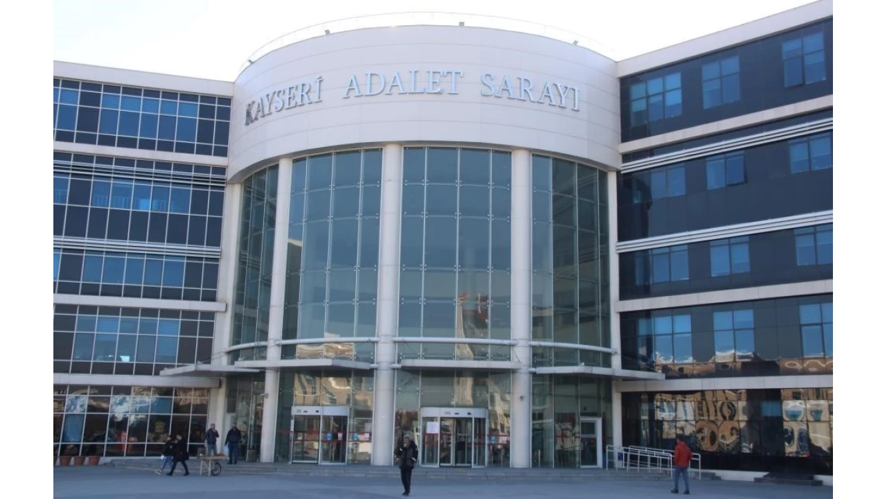 Kayseri'de sokakta tart��t��� ki�iyi �ld�ren san�k hakim kar��s�nda