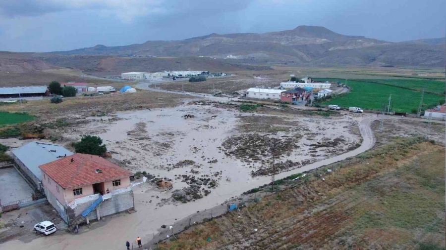 Kayseri'de yağmur sele neden oldu