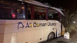 Kayseri'de yolcu otobsnn orta refjdeki aalara arpt kazada 1 kii ld, 13 kii yaraland
